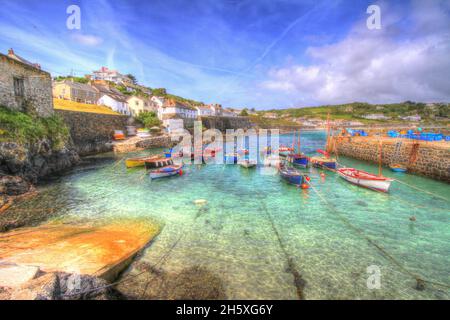 Coverack Cornovaglia bellissimo piccolo porto colorato costa villaggio di pescatori con le barche Foto Stock