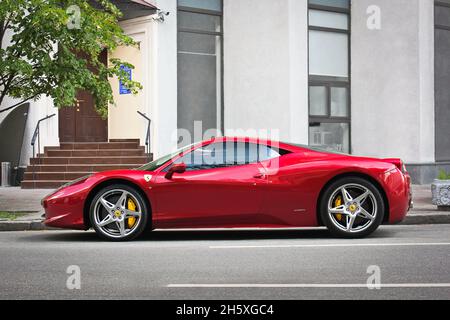 Kiev, Ucraina - 10 giugno 2013: Ferrari 458 Italia in città. Ferrari rossa Foto Stock