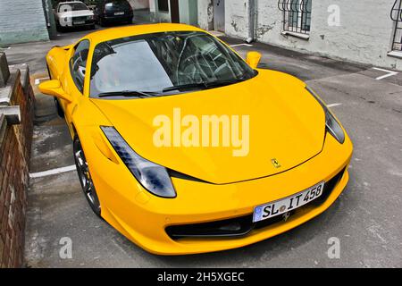 Kiev, Ucraina - 30 luglio 2011: Giallo Ferrari 458 Italia in città Foto Stock