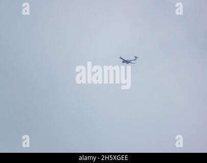 Diamond DA42 Twin Star G-ETPM di QinetiQ / Empire Test Pilots School - ETPS su un volo di addestramento sopra Salisbury Plain, Wiltshire Regno Unito Foto Stock