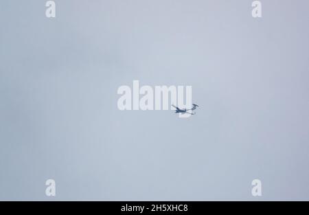 Diamond DA42 Twin Star G-ETPM di QinetiQ / Empire Test Pilots School - ETPS su un volo di addestramento sopra Salisbury Plain, Wiltshire Regno Unito Foto Stock