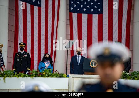 Arlington, Stati Uniti. 11 Nov 2021. Arlington, Stati Uniti. 11 novembre 2021. Il presidente degli Stati Uniti Joe Biden si trova durante la 68° Giornata Nazionale dei Veterani, nell'anfiteatro commemorativo presso il cimitero nazionale di Arlington, il 11 novembre 2021 ad Arlington, Virginia. Il presidente si è Unito da sinistra a destra: Il Major dell'esercito, Gen. Omar Jones IV, Karen Durham-Aguilera, direttore esecutivo, i cimiteri militari nazionali dell'esercito e il presidente Joe Biden. Credit: Elizabeth Fraser/DOD photo/Alamy Live News Foto Stock