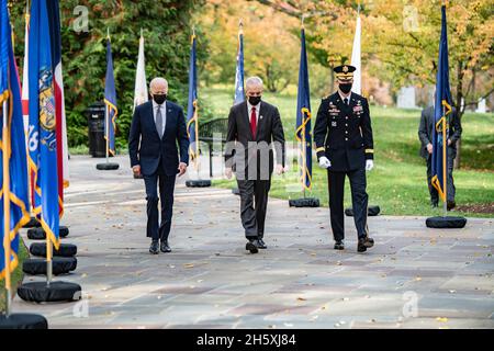 Arlington, Stati Uniti. 11 Nov 2021. Arlington, Stati Uniti. 11 novembre 2021. Il Presidente degli Stati Uniti Joe Biden, Segretario degli Affari dei Veterani Denis McDonough, e il Gen. Omar Jones IV, comandante generale, National Capitol Region camminano attraverso il cordone statale e territoriale durante la 68° Giornata Nazionale dei Veterani al Cimitero Nazionale di Arlington 11 novembre 2021 ad Arlington, Virginia. Credit: Elizabeth Fraser/DOD photo/Alamy Live News Foto Stock