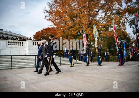 Arlington, Stati Uniti. 11 Nov 2021. Arlington, Stati Uniti. 11 novembre 2021. Il Presidente degli Stati Uniti Joe Biden, Segretario degli Affari dei Veterani Denis McDonough, e il Gen. Omar Jones IV, comandante generale, National Capitol Region camminano sulla piazza della Tomba del Milite Ignoto durante la 68° Giornata Nazionale dei Veterani al Cimitero Nazionale di Arlington, 11 novembre 2021 ad Arlington, Virginia. Credit: Elizabeth Fraser/DOD photo/Alamy Live News Foto Stock