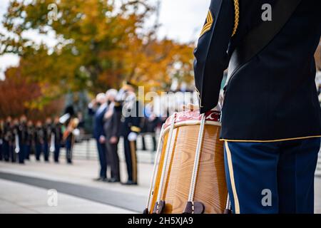 Arlington, Stati Uniti. 11 Nov 2021. Arlington, Stati Uniti. 11 novembre 2021. Il Presidente degli Stati Uniti Joe Biden, Segretario degli Affari dei Veterani Denis McDonough, E il Gen. Omar Jones IV, comandante generale, la Regione del Campidoglio Nazionale saluto durante una cerimonia di onorificenza piena alla Tomba del Milite Ignoto per la 68° Giornata Nazionale dei Veterani osservanza al Cimitero Nazionale di Arlington 11 novembre 2021 ad Arlington, Virginia. Credit: Elizabeth Fraser/DOD photo/Alamy Live News Foto Stock