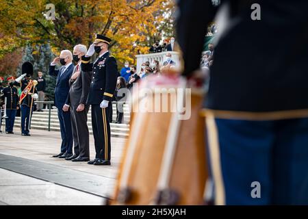 Arlington, Stati Uniti. 11 Nov 2021. Arlington, Stati Uniti. 11 novembre 2021. Il Presidente degli Stati Uniti Joe Biden, Segretario degli Affari dei Veterani Denis McDonough, E il Gen. Omar Jones IV, comandante generale, la Regione del Campidoglio Nazionale saluto durante una cerimonia di onorificenza piena alla Tomba del Milite Ignoto per la 68° Giornata Nazionale dei Veterani osservanza al Cimitero Nazionale di Arlington 11 novembre 2021 ad Arlington, Virginia. Credit: Elizabeth Fraser/DOD photo/Alamy Live News Foto Stock