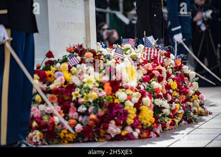 Arlington, Stati Uniti. 11 Nov 2021. Arlington, Stati Uniti. 11 novembre 2021. Montagne di fiori circondano la Tomba del Milite Ignoto per la 68° Giornata Nazionale dei Veterani al Cimitero Nazionale di Arlington 11 novembre 2021 ad Arlington, Virginia. Credit: Elizabeth Fraser/DOD photo/Alamy Live News Foto Stock