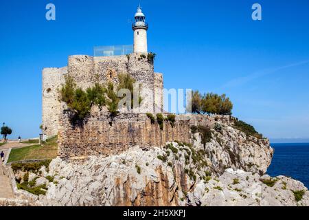 Il castello medievale di Santa Ana oggi ospitava il faro nel porto di pescatori spagnolo e nella località balneare di Castro Urdiales nord della Spagna Foto Stock