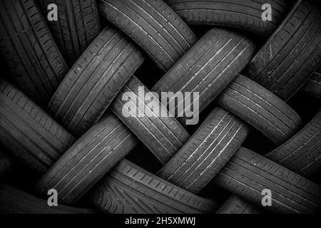 Vecchi pneumatici usati per auto. Un mucchio di pneumatici neri, sfondo astratto. Foto Stock