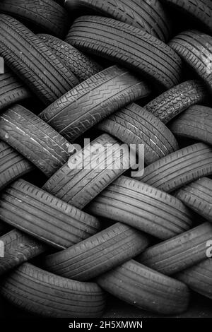 Vecchi pneumatici usati per auto. Un mucchio di pneumatici neri, sfondo astratto. Foto Stock