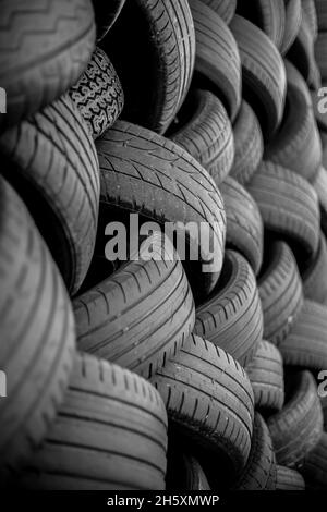 Vecchi pneumatici usati per auto. Un mucchio di pneumatici neri, sfondo astratto. Foto Stock
