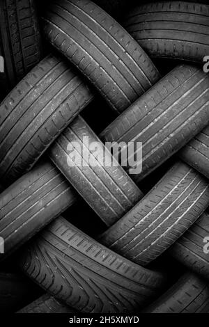 Vecchi pneumatici usati per auto. Un mucchio di pneumatici neri, sfondo astratto. Foto Stock