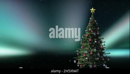 Immagine dell'albero di natale su aurora Foto Stock