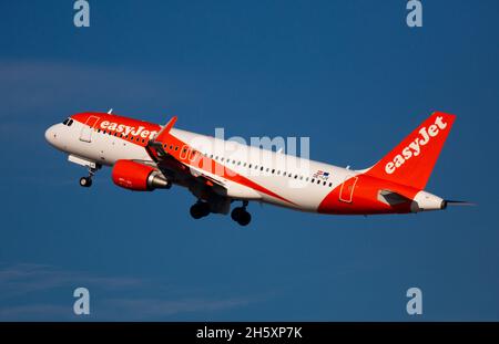 Aereo passeggeri delle compagnie aeree EasyJet che decolgono dall'aeroporto Foto Stock