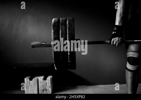 Uomo che pratica il sollevamento pesi in una palestra Crossfit Foto Stock