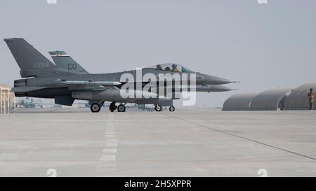 US Air Force F-16 Fighting Falcons, assegnato alla 378a Air Expeditionary Wing, attende lo sdoganamento per un rifornimento di hot-pit alla base aerea di al Dhafra, Emirati Arabi Uniti, 2 novembre 2021. Gli F-16s operavano fuori dalla ADAB partecipando al Iron Falcon, un esercizio di formazione biennale volto a rafforzare le relazioni militari-militari, promuovere la sicurezza regionale, migliorare le operazioni tattiche combinate di volo, e migliorare l'interoperabilità di forze, attrezzature e procedure tra gli Stati Uniti ed altri partner della coalizione. (STATI UNITI Air Force foto di Senior Airman Nicholas Ross) Foto Stock