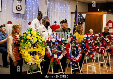 Bloomington, Stati Uniti. 11 Nov 2021. Le presentazioni della corona si svolgono durante la cerimonia del Veterans Day tenutasi presso il Burton Woolery American Legion Post 18 a Bloomington. (Foto di Jeremy Hogan/SOPA Images/Sipa USA) Credit: Sipa USA/Alamy Live News Foto Stock