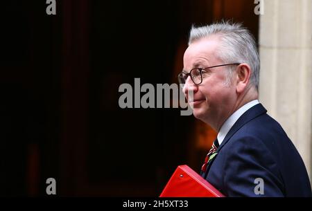 Londra, Regno Unito. 11 Nov 2021. Il Segretario di Stato per l'alloggio, le Comunità e il governo locale MICHAEL GOVE arriva a Downing Street per la riunione del gabinetto. Credit: ZUMA Press, Inc./Alamy Live News Foto Stock