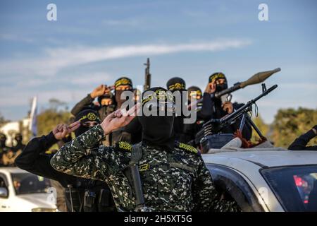 Gaza, Palestina. 11 Nov 2021. I militanti palestinesi delle Brigate di al-Quds, l'ala armata del movimento islamico della Jihad, partecipano ad una parata militare per celebrare il 34° anniversario del lancio del movimento e il 2° anniversario dell'uccisione del suo leader, Bahaa Abu el-atta. (Foto di Mahmoud Issa/SOPA Images/Sipa USA) Credit: Sipa USA/Alamy Live News Foto Stock