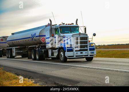 Novembre 11, 2021. Regione rurale di Bureigh nel North Dakota centrale. Autocarro commerciale per il trasporto di benzina sull'autostrada US 83. Foto Stock