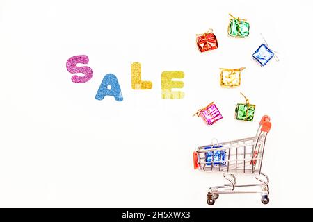 Offerta di Natale. Carrello supermercato e vendita iscrizioni Foto Stock