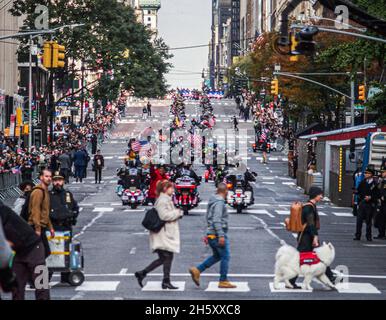 New York, Stati Uniti. 11 Nov 2021. La 102° Parata del giorno dei Veterani di New York ha ricominciato dopo due anni di hiatus.Veterans Day celebra e onora tutti gli uomini e le donne coraggiosi, Sia i vivi che i morti che hanno combattuto per il paese e nei servizi armati. Quest'anno commemorerà anche il ventesimo anniversario del 9/11 e il trentesimo anniversario dell'operazione Desert Storm.Banding insieme, Tutti sono usciti con persone care e ricordate e si sono avvicinati al 5 marzo a Manhattan tra 25th Street e 40th Street. Credit: BnB/ZUMA Wire/Alamy Live News Credit: ZUMA Press, Inc./Alamy Liv Foto Stock