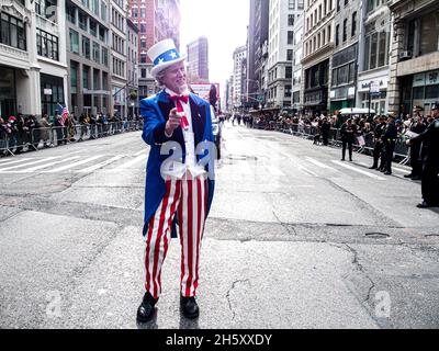 New York, Stati Uniti. 11 Nov 2021. La 102° Parata del giorno dei Veterani di New York ha ricominciato dopo due anni di hiatus.Veterans Day celebra e onora tutti gli uomini e le donne coraggiosi, Sia i vivi che i morti che hanno combattuto per il paese e nei servizi armati. Quest'anno commemorerà anche il ventesimo anniversario del 9/11 e il trentesimo anniversario dell'operazione Desert Storm.Banding insieme, Tutti sono usciti con persone care e ricordate e si sono avvicinati al 5 marzo a Manhattan tra 25th Street e 40th Street. Credit: BnB/ZUMA Wire/Alamy Live News Credit: ZUMA Press, Inc./Alamy Liv Foto Stock