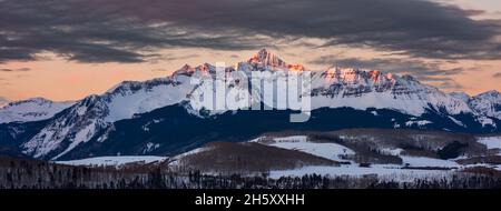 Wilson Peak e le San Juan Mountains a Telluride, Colorado paesaggio invernale con luce dell'alba Foto Stock