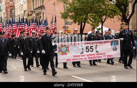 Manhattan, 5th Avenue, New York City USA: 11 novembre 2021: Annuale Veteran's Day Parade; FDNY Veterans of Foreign Wars Foto Stock