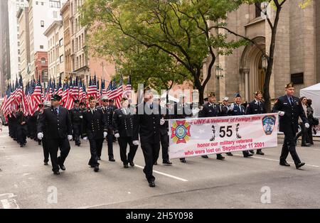 Manhattan, 5th Avenue, New York City USA: 11 novembre 2021: Annuale Veteran's Day Parade; FDNY Veterans of Foreign Wars Foto Stock