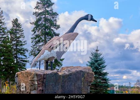 La sempre popolare statua di Wawa Canada Goose si trova presso il centro informazioni turistiche di Wawa Ontario, Canada. Foto Stock