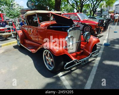 BUENOS AIRES, ARGENTINA - Nov 08, 2021: Restaurato vecchio Ford modello B Roadster 1930. Vista frontale a tre quarti. Expo Warnes 2021 mostra di auto classiche. Copyspa Foto Stock