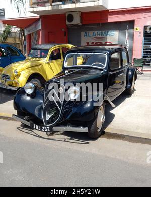 BUENOS AIRES, ARGENTINA - Nov 08, 2021: vintage Executive nero Citroen Traction Avant Legere parcheggiato sul marciapiede. Vista frontale a tre quarti. Expo W Foto Stock