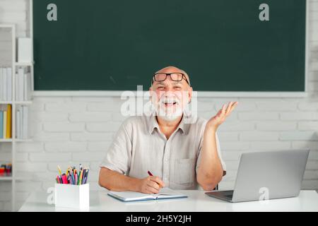 Insegnante esperto entusiasta che accoglie gli studenti al workshop. Stupito volto sorpreso di divertente professore. Insegnamento per adulti. Foto Stock