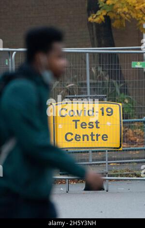 Manchester, Gran Bretagna. 10 novembre 2021. Un uomo passa davanti a un centro di test COVID-19 a Manchester, Gran Bretagna, 10 novembre 2021. La Gran Bretagna giovedì ha registrato 42,408 nuove infezioni da COVID-19 e 195 decessi correlati al coronavirus, portando la perdita totale di vite a 142,533 nel paese, secondo le ultime cifre ufficiali. Credit: Jon Super/Xinhua/Alamy Live News Foto Stock