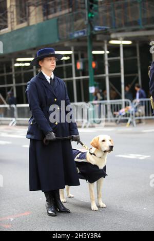 New York, N.Y/USA – 11 novembre 2021: Un rienattore storico vestito come donne da 1918 marce durante la Veterans Day Parade sulla Fifth Avenue a New York il 11 novembre 2021. (Credit: Gordon Donovan/Alamy Live News) Foto Stock