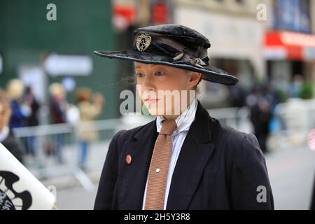 New York, N.Y/USA – 11 novembre 2021: Un rienattore storico vestito come donne da 1918 marce durante la Veterans Day Parade sulla Fifth Avenue a New York il 11 novembre 2021. (Credit: Gordon Donovan/Alamy Live News) Foto Stock