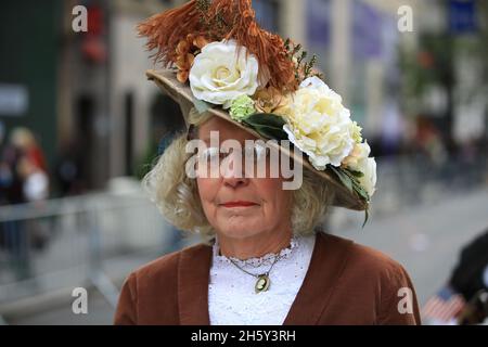 New York, N.Y/USA – 11 novembre 2021: Un rienattore storico vestito come donne da 1918 marce durante la Veterans Day Parade sulla Fifth Avenue a New York il 11 novembre 2021. (Credit: Gordon Donovan/Alamy Live News) Foto Stock