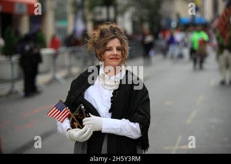 New York, N.Y/USA – 11 novembre 2021: Un rienattore storico vestito come donne da 1918 marce durante la Veterans Day Parade sulla Fifth Avenue a New York il 11 novembre 2021. (Credit: Gordon Donovan/Alamy Live News) Foto Stock