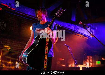 Bloomington, Stati Uniti. 11 Nov 2021. Evan Dando fronteggia i Lemonheads durante una performance al Bluebird di Bloomington. I Lemonheads sono attualmente alcuni giorni in un tour. Credit: SOPA Images Limited/Alamy Live News Foto Stock