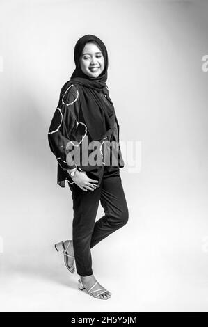 Ragazza indonesiana musulmana che indossa hijab in ritratto bianco e nero Foto Stock