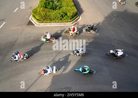 Ho Chi Minh City, Vietnam - 8 novembre 2021: Moto ad una rotatoria a ho Chi Minh City, Vietnam. Vista dall'alto Foto Stock