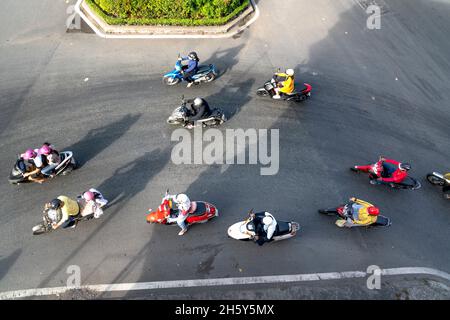 Ho Chi Minh City, Vietnam - 8 novembre 2021: Moto ad una rotatoria a ho Chi Minh City, Vietnam. Vista dall'alto Foto Stock