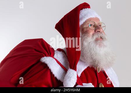 Babbo Natale su sfondo grigio con spazio copia. Banner art. Foto Stock