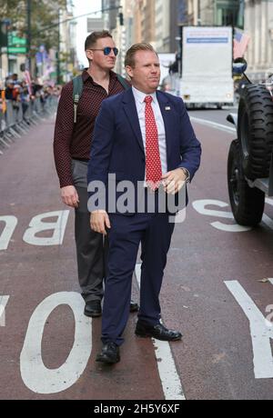 Fifth Avenue, New York, USA, 11 novembre 2021 - Andrew Giuliani, insieme a migliaia di marchers, ha partecipato oggi alla Fifth Avenue di New York City nel 2021 alla Veterans Day Parade. Foto: Luiz Rampelotto/EuropaNewswire PHOTO CREDIT OBBLIGATORIO. Credit: dpa Picture Alliance/Alamy Live News Foto Stock