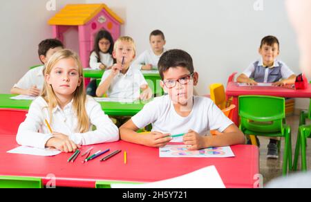 Vista dall'insegnante di classe con gli alunni Foto Stock