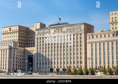 Mosca, Russia - 14 ottobre 2021: Edificio monumentale del Ministero della Difesa della Federazione Russa sul lungofiume di Frunzenskaya Foto Stock