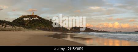 tramonto scatto panoramico di sugarloaf punto spiaggia e faro a foche rocce Foto Stock