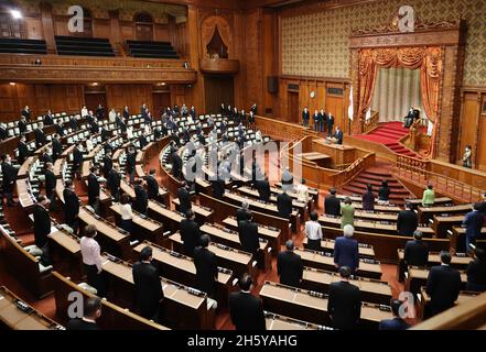Tokyo, Giappone. 12 novembre 2021. I legislatori giapponesi partecipano alla cerimonia di apertura della Dieta alla sessione plenaria della Camera alta alla Dieta Nazionale di Tokyo dopo un'elezione generale venerdì 12 novembre 2021. Credit: Yoshio Tsunoda/AFLO/Alamy Live News Foto Stock
