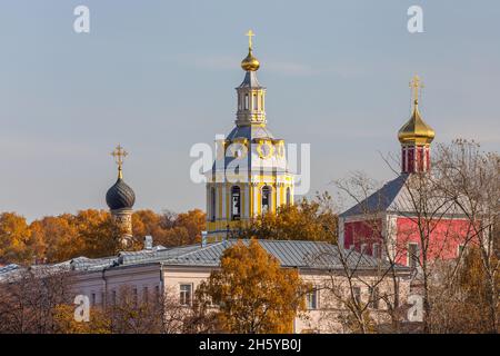Mosca; Russia - 13 ottobre; 2021: Chiesa ortodossa con tetto d'oro. Foto Stock
